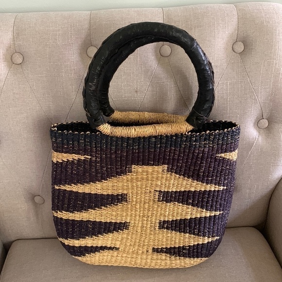 Straw bag leather vintage cottage boho basket from Ghana in Natural and navy - Picture 2 of 11